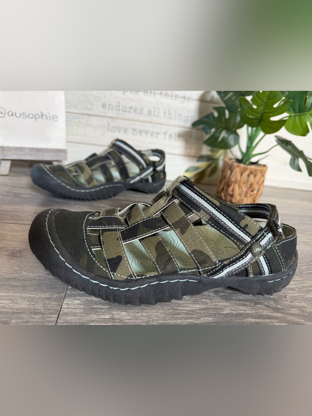 JBU by JAMBU Camo Water Ready Olympia VeIcro Sandals. Size 6.5